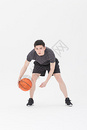 青年男性打篮球运球图片