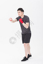 健身男性自由搏击出拳动作图片