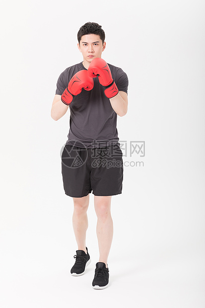 健身男性戴拳击手套形体展示图片