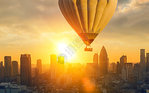 城市上空的热气球高清图片