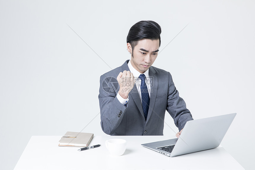 笔记本电脑办公的商务人士图片