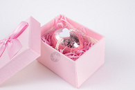 粉色礼物盒里的彩蛋图片