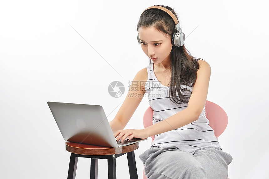 青年女性使用电脑听音乐图片