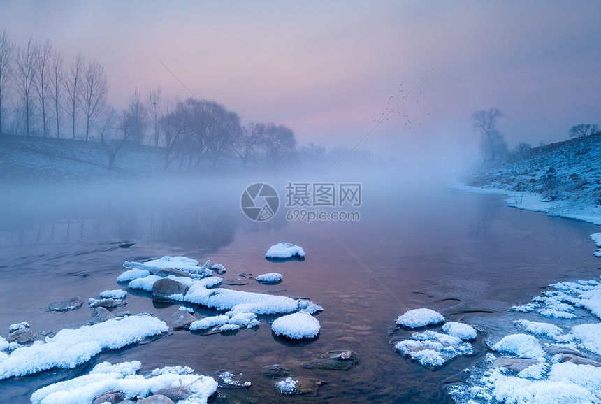 冰雪晨雾图片