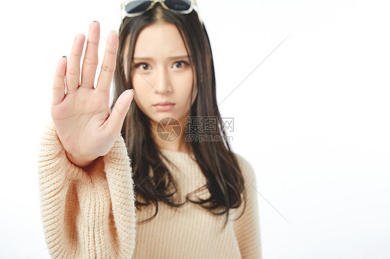 年轻女孩禁止手势动作图片