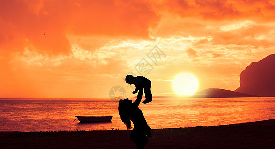 夕阳下的母亲和儿子海报高清图片素材