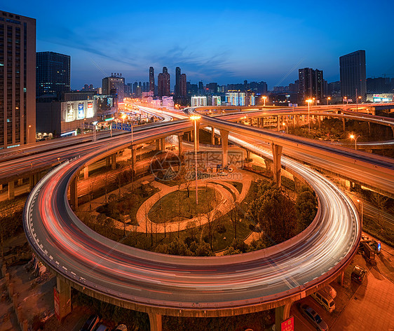 城市高架桥车轨夜景图片