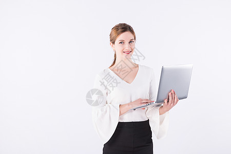 外国女性白领用电脑办公图片