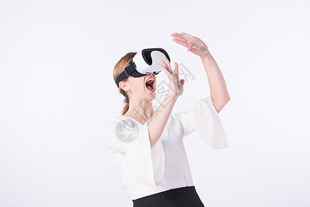 外国女性白领头戴VR眼镜背景