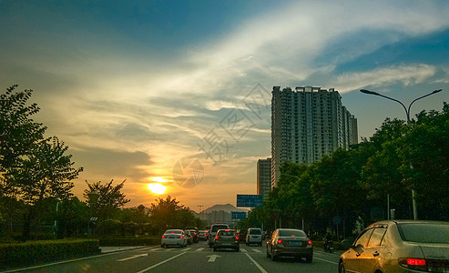 夕阳下的公路汽车归途回家图片