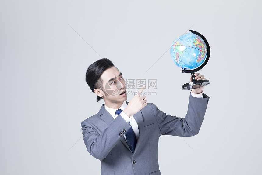 拿着地球仪的商务男士图片