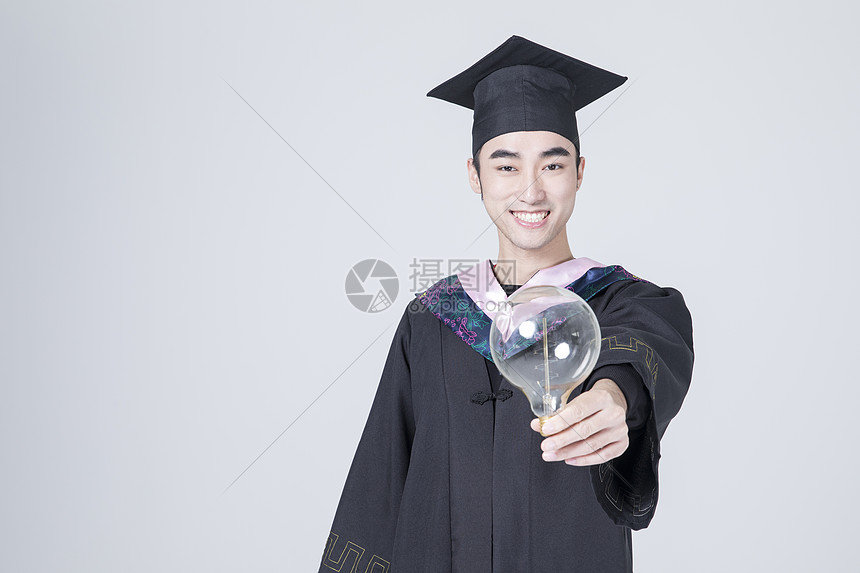 拿着灯泡的毕业生图片