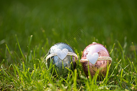 草地上的复活节彩蛋高清图片