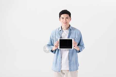 拿着平板电脑开心微笑的年轻男性背景图片