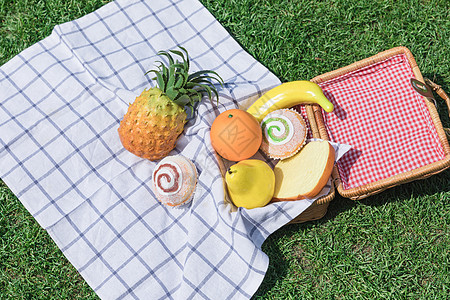 菠萝面包春天草地野餐春游水果背景