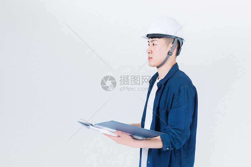 男性工程师移动办公图片