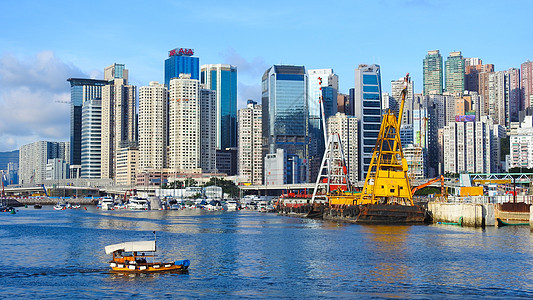 晴天中的湖泊海洋和船只背景图片