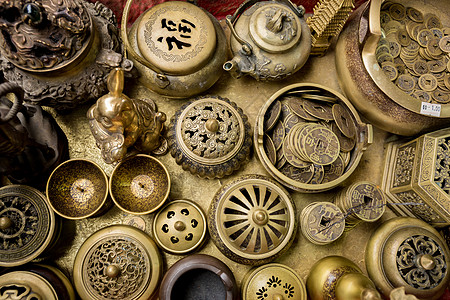 铜制品古玩香炉器皿背景图片