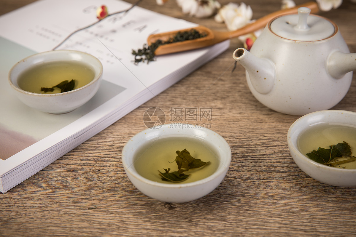 女生喝老白茶