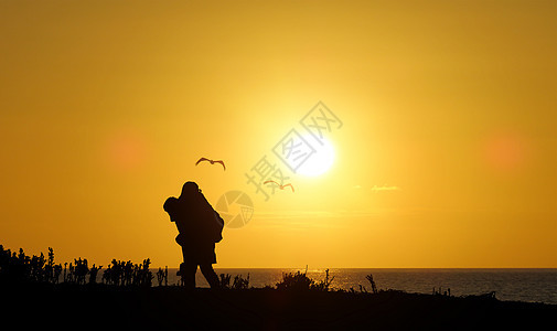 夕阳下父子剪影图片