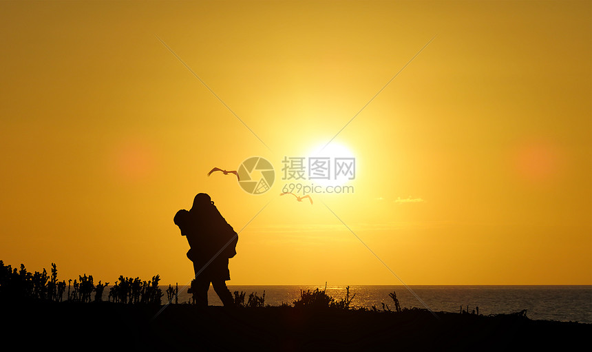 夕阳下父子剪影图片