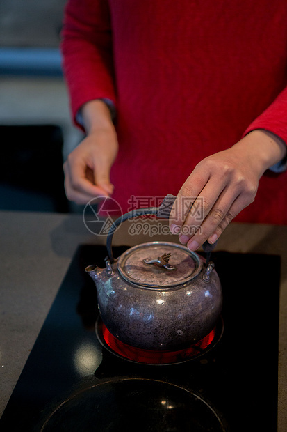 中国传统女性茶艺师煮茶照片图片