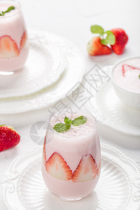 草莓水果奶昔饮料图片