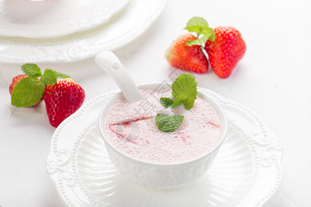 大碗草莓冰淇淋草莓水果奶昔饮料 小暑背景