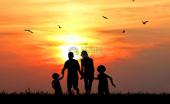 夕阳下的一家人图片