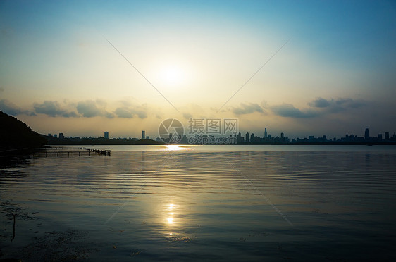 夕阳下的武汉东湖图片