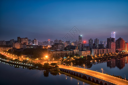 夜晚城市道路车流图片