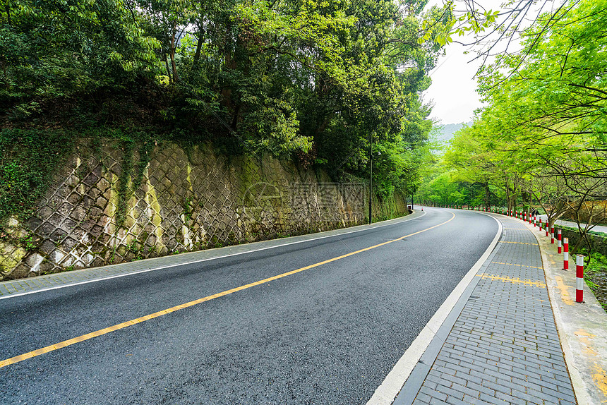 山间的公路图片