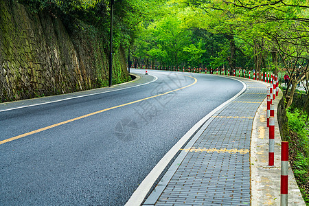 山间的公路马路两边高清图片