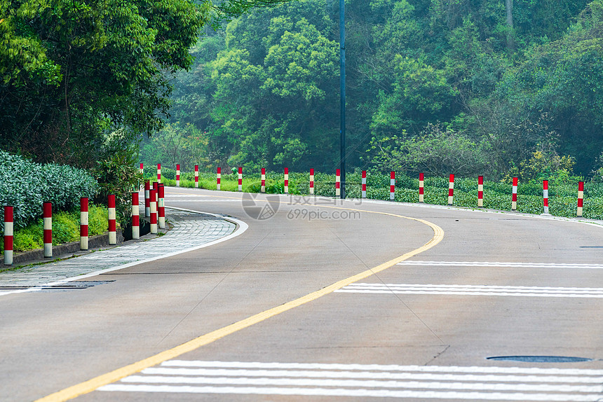 山间的公路图片