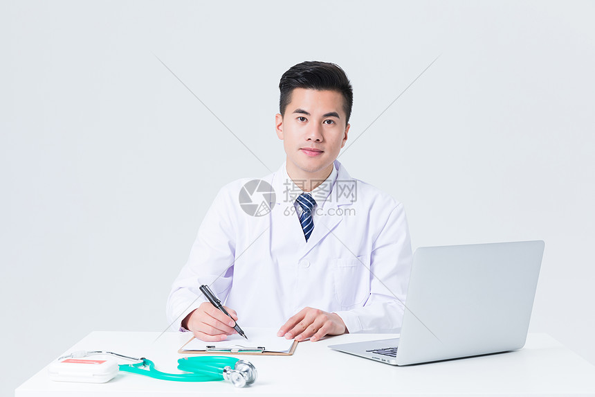 电脑前打字看病的医生图片