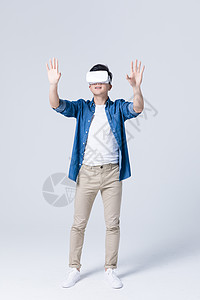 可穿戴年轻男性体验虚拟现实3D眼镜背景