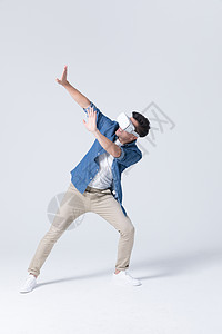 青年男性体验VR惊恐状态高清图片