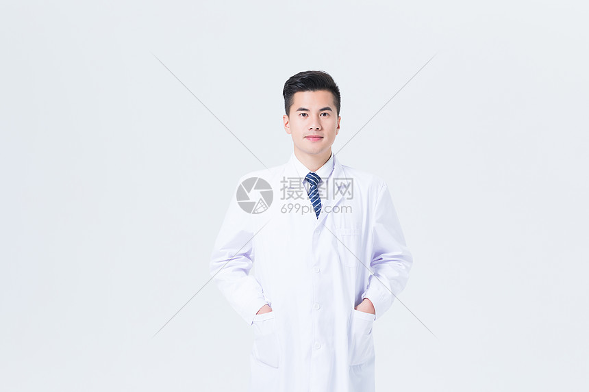 穿白大褂的男性医生形象图片