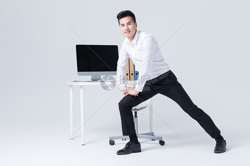 年轻商务男士办公室锻炼图片