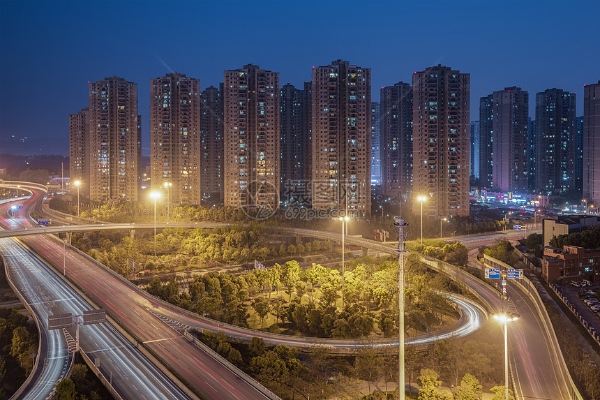 长爆光下的城市夜景图片