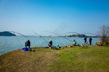 湖边钓鱼东湖边垂钓的人背景