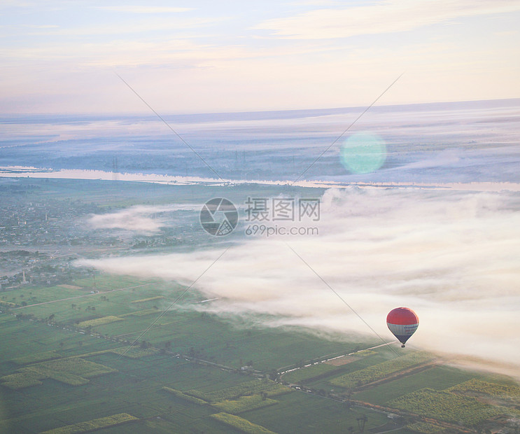 晨雾中的热气球图片
