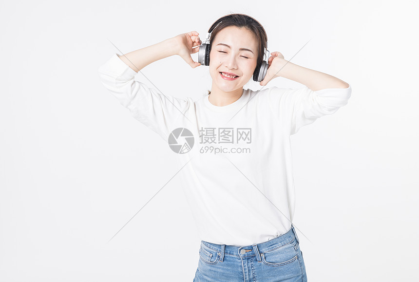 开心听音乐的青年女孩图片