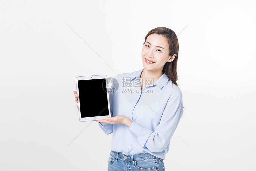 青年女性展示平板电脑 图片