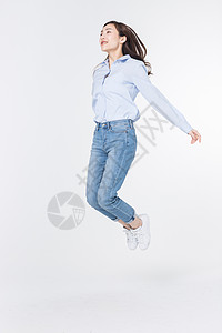青年女性飞翔跳跃图片