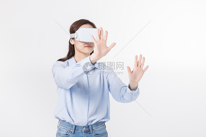 青年女性戴VR眼镜科技点击图片