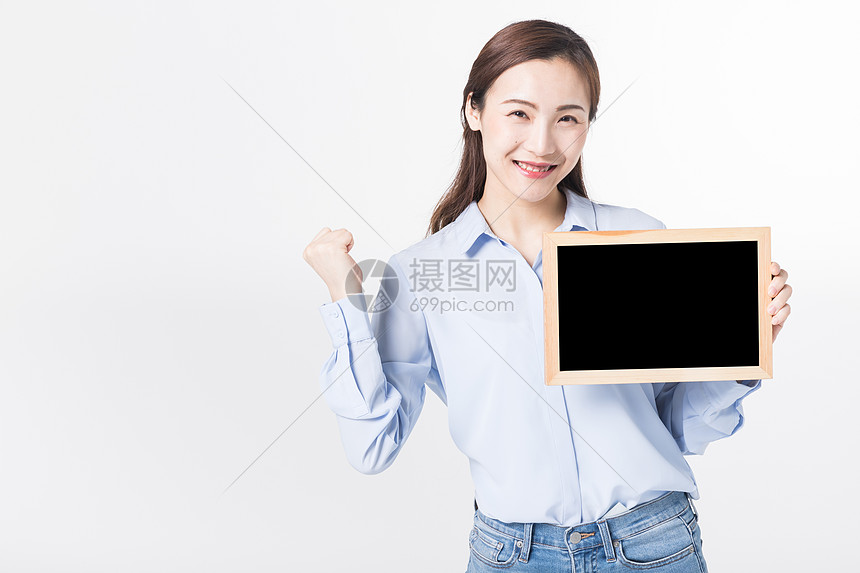 开心青年女性手拿黑板展示图片