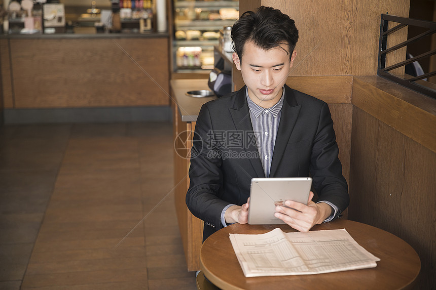 商务男士在咖啡店里阅读图片