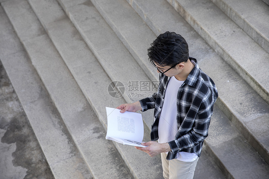 学生在认真阅读图片