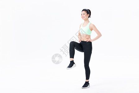 运动女性高抬腿动作图片